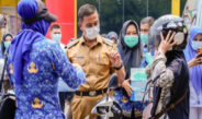 Kualitas Udara Buruk! Bupati Ahmad Yuzar Turun Langsung Bagikan Masker